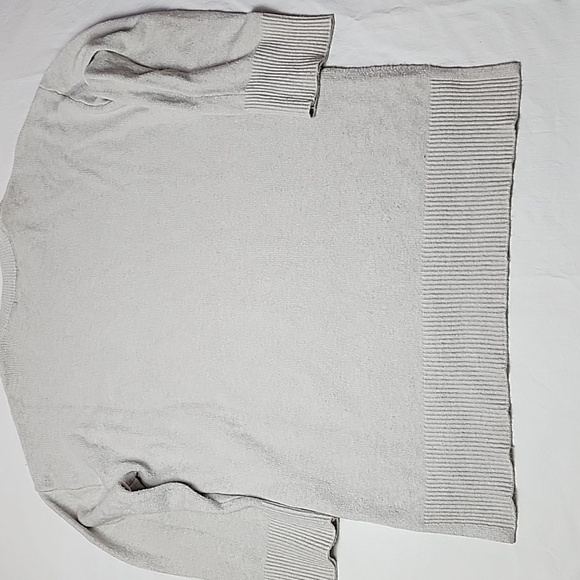 Tahari T Size Medium Grey Sweater 3/4 Sleeve - Picture 8 of 8